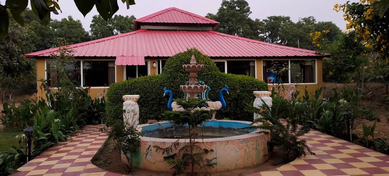 Restaurant pavilion and fountain